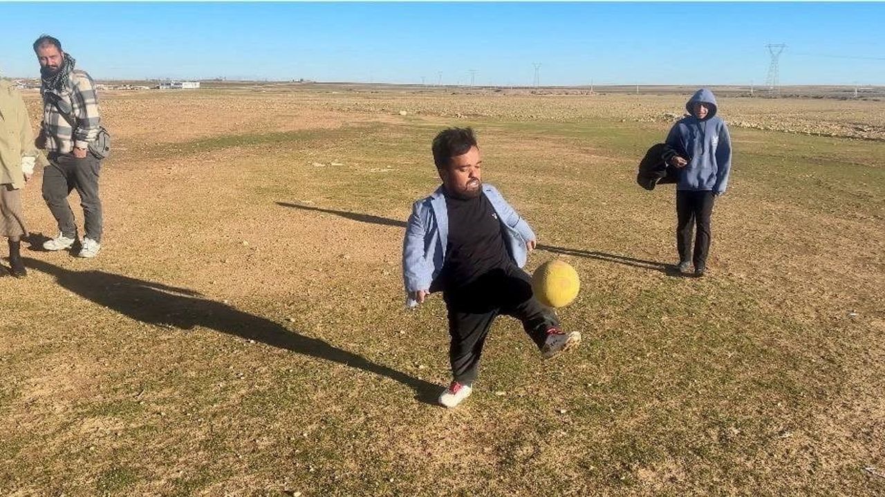 Sedat Uçak: Akondroplazili Futbolcu Topu Tek Atışta Hedefe Gönderiyor