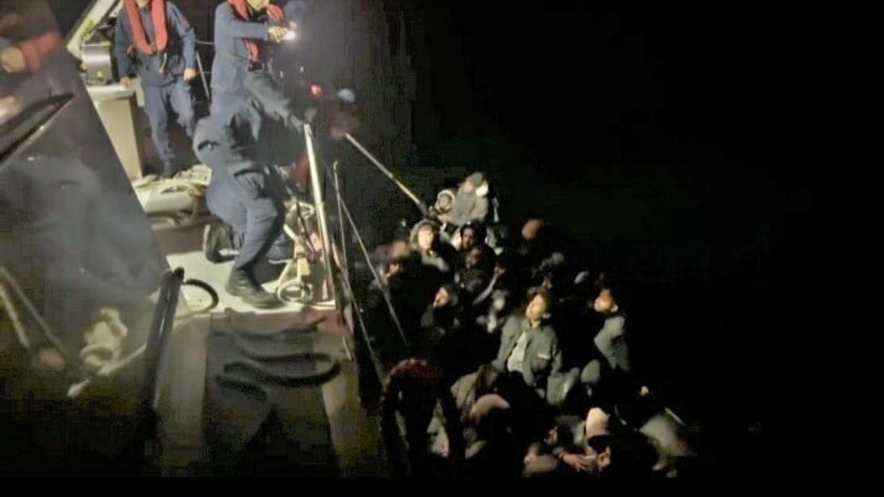 Seferihisar Açıklarında Sahil Güvenlik 43 Düzensiz Göçmeni Yakaladı