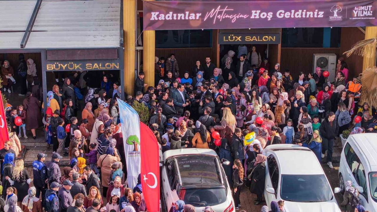 Şehitkamil'de Kadınlar Matinesi Coşkusu: Umut Yılmaz, 2 Bini Aşkın Katılım