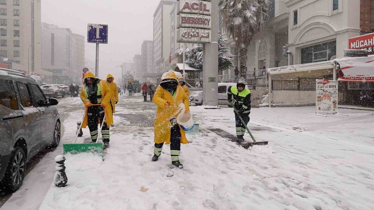 Şehitkamil'de Kar Mesaisi: Umut Yılmaz'dan 24 Saat Hazırlık