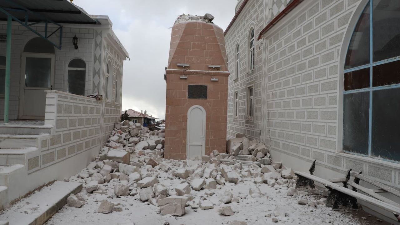 Selendi'de Şiddetli Fırtına: İki Minare Yıkıldı, Çok Sayıda Çatı Uçtu