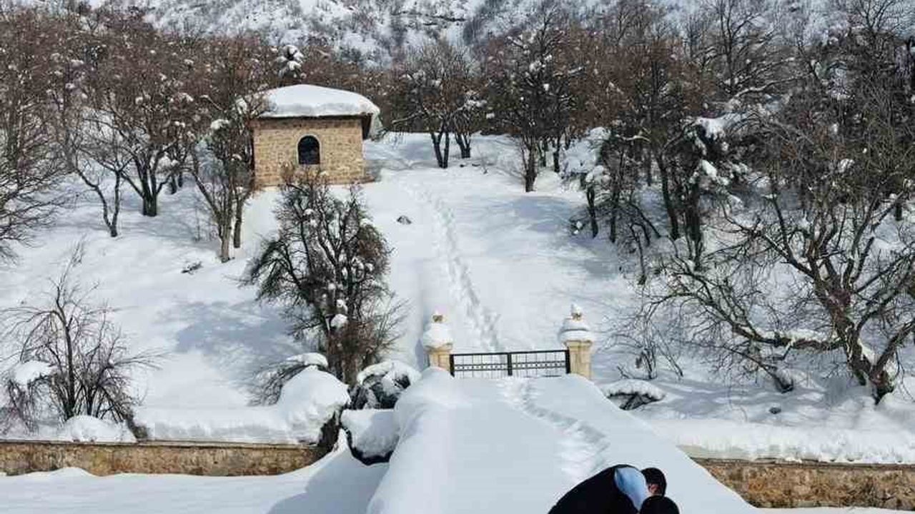 Şemdinli Bağlar'da Muhtar ve İmam Tarihi Türbelerde Kar Temizliği