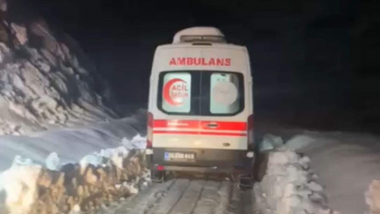 Şemdinli'de 1 Metrelik Kar Engelini Aşan Ekipler 12 Kişiyi Hastaneye Kaldırdı