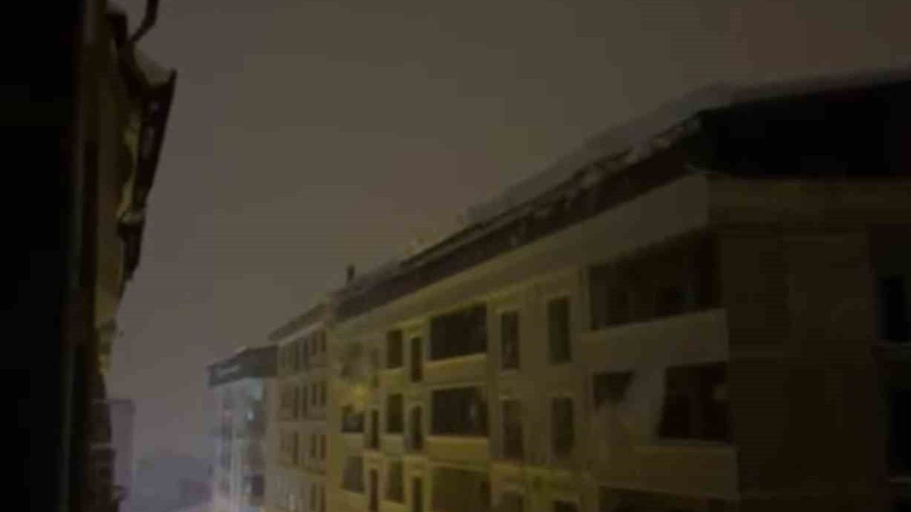 Şemdinli'de Tonlarca Kar Elektrik Direklerini Devirdi — Navşar Mahallesi'nde Kesinti