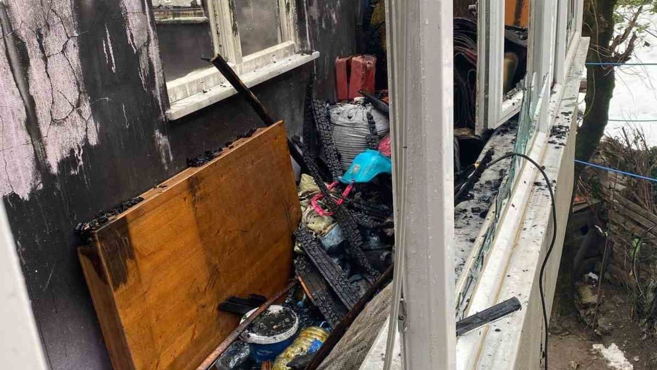 Şenpazar'da Ev Yangını: Demirkaya'da İki Katlı Ev Kullanılamaz Hale Geldi