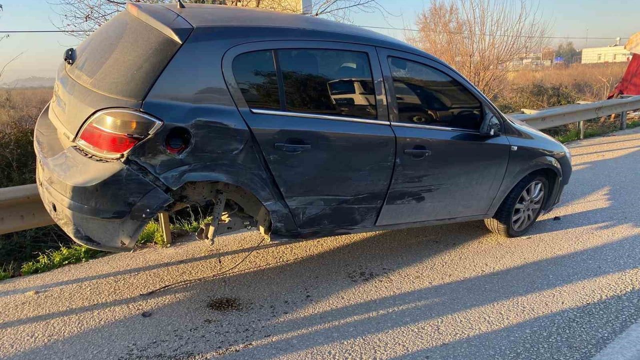 Serik'te İki Otomobil Çarpıştı: Araç Demir Bariyere Asılı Kaldı