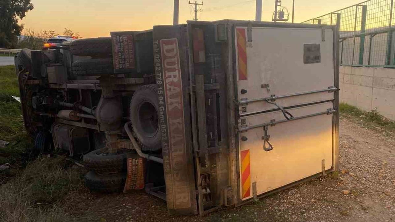 Serik'te Kamyonet Şarampole Devrildi: Sürücü Ağır Yaralandı