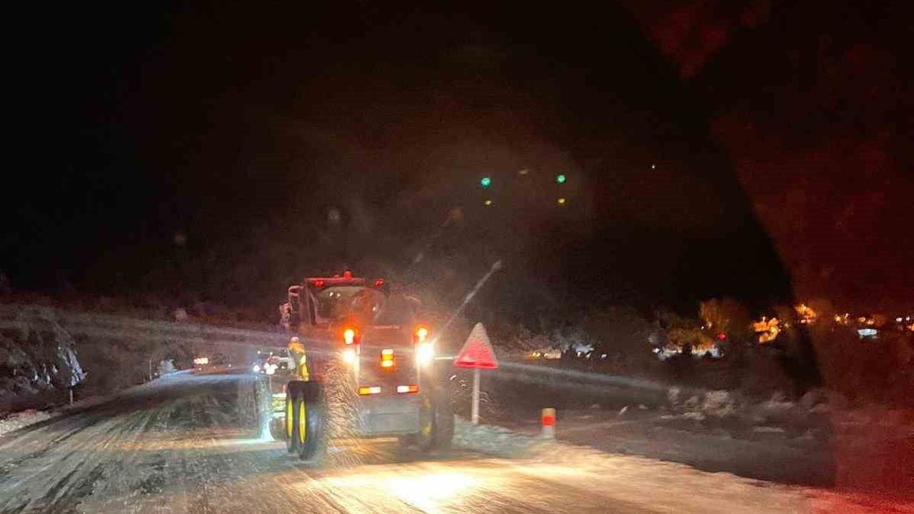 Seydikemer Karabel'de Yoğun Kar: Araçlar Yolda Mahsur Kaldı