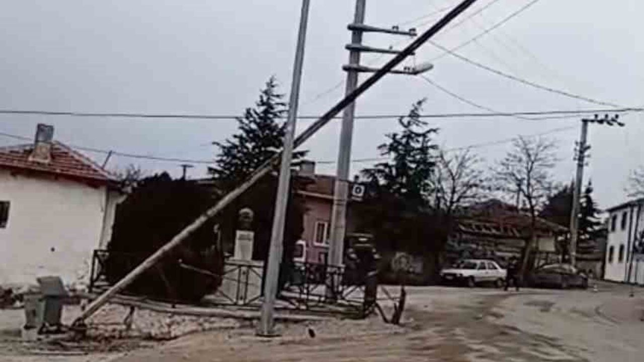 Seyitgazi'de 30 Metrelik Bayrak Direği Elektrik Tellerine Devrildi