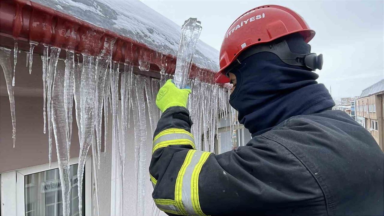 Sibirya soğukları Sivas'ta buz sarkıtı tehlikesi — İtfaiye müdahale etti