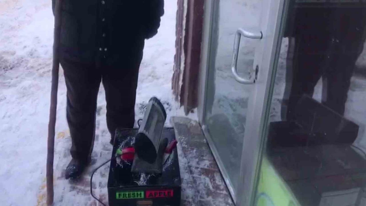 Sibirya Soğukları Ulaş'ta Esnafı Vurdu: Donan Kilidi Isıtıcıyla Çözdüler
