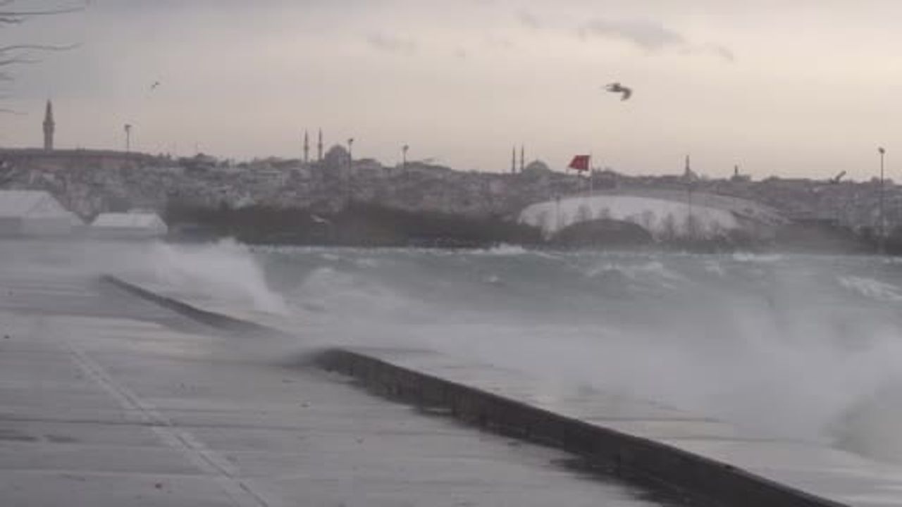 Şiddetli Lodos Marmara'da: Gemiler Demir Atarak Bekliyor