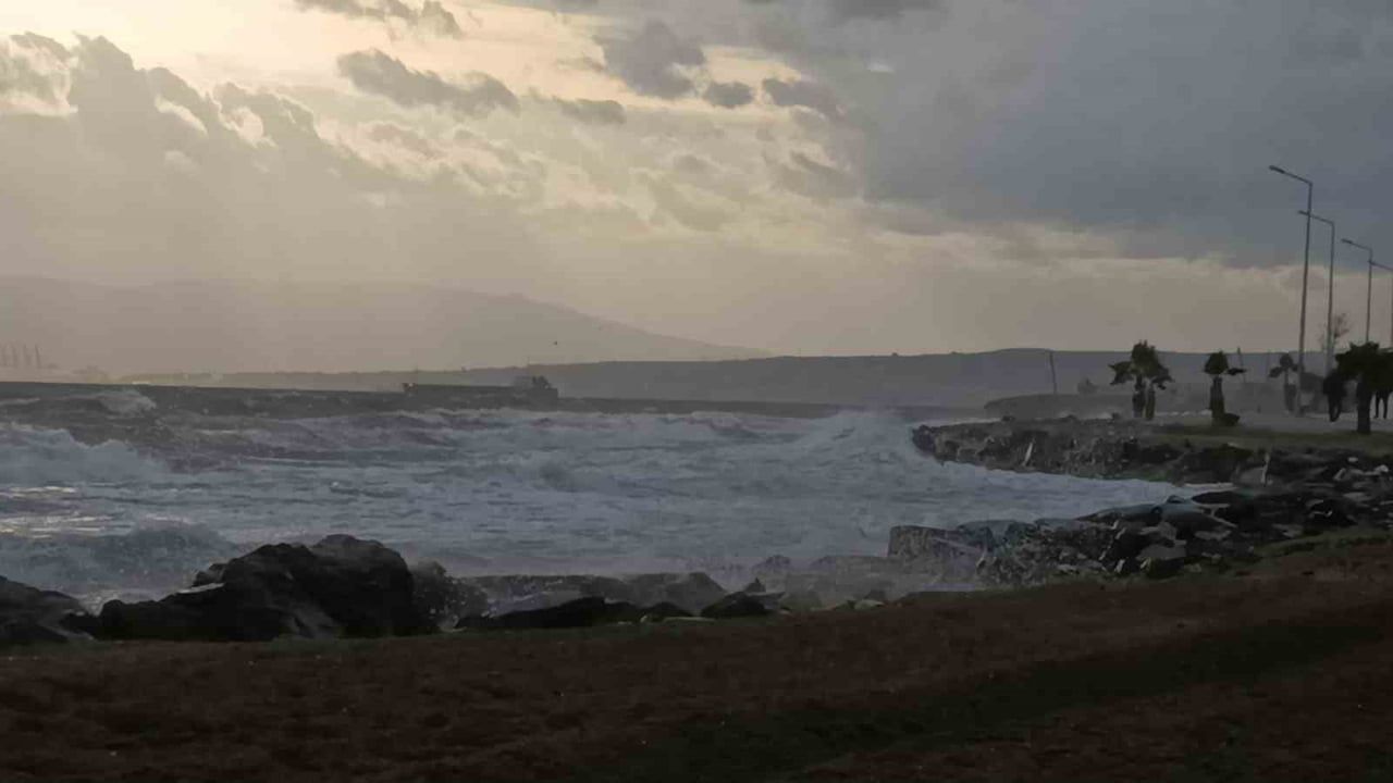 Şiddetli Lodos Tekirdağ'ı Vurdu — Marmara Sahilleri Dalga Altında