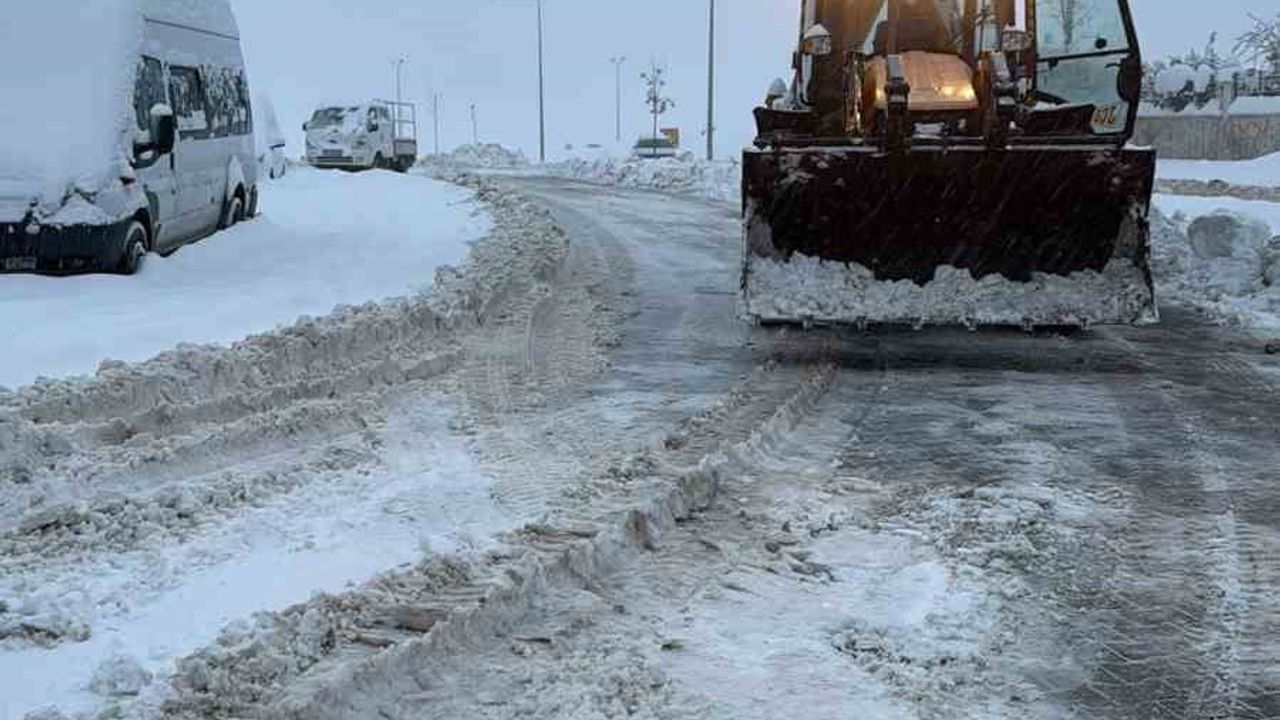 Siirt Belediyesi Karla Mücadelesini Aralıksız Sürdürüyor
