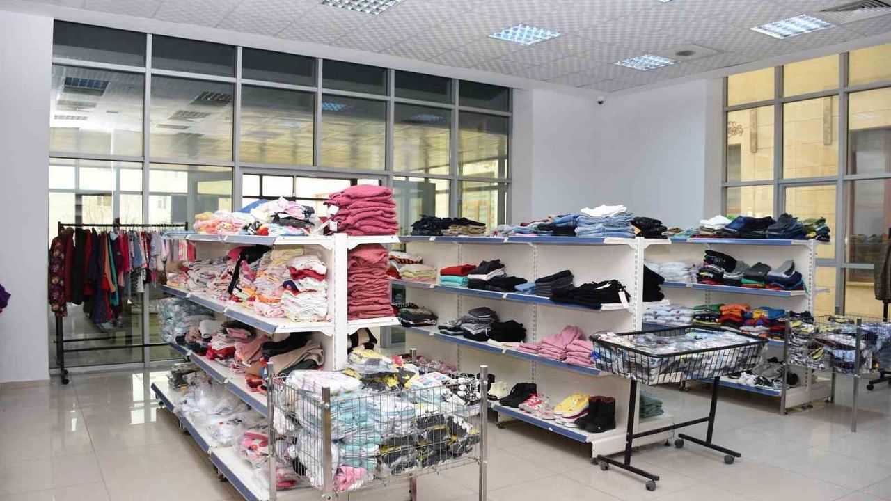 Siirt Emniyeti 15 Bin Çocuğa Ücretsiz Giyim ve Kırtasiye Desteği