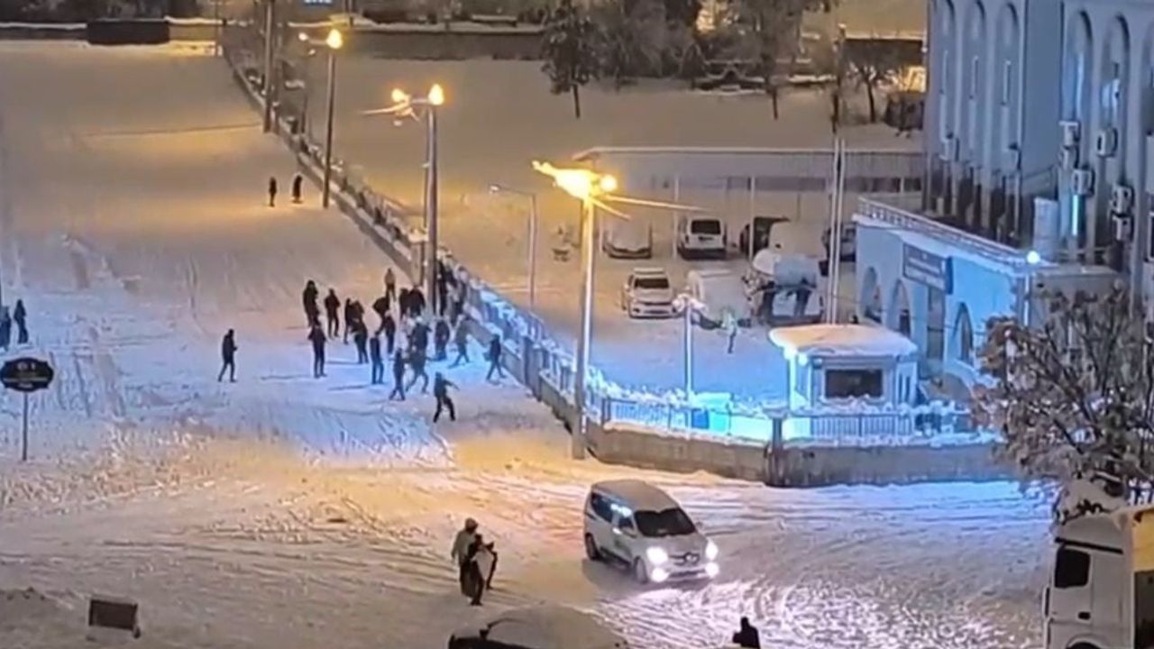 Siirt Kurtalan'da Kartopu Savaşı: Polis Çocukların Oyununa Katıldı