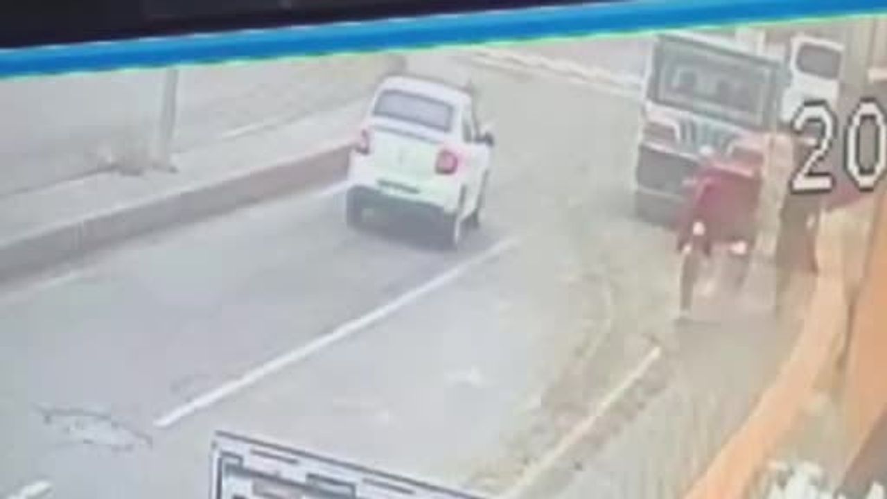 Siirt Kurtalan'da Otomobilin Yayaya Çarpma Anı Kamerada