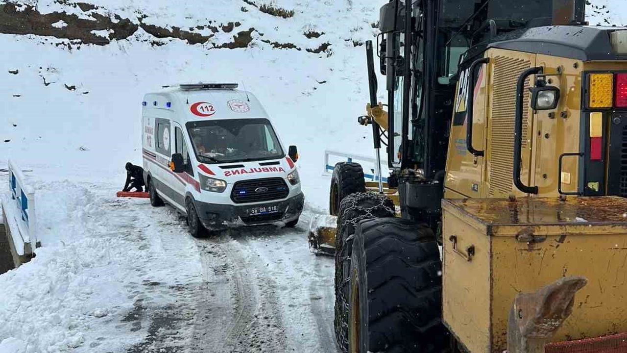 Siirt Özel İdare Ekipleri Karlı Yollarda Hastaları Kurtarıyor