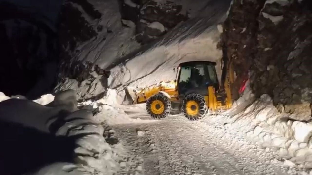 Siirt Pervari'de Çığ Düşen Yol 3 Saatte Ulaşıma Açıldı