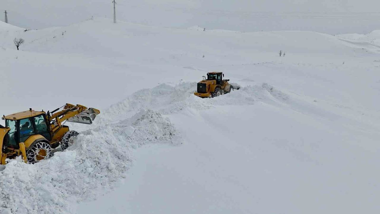 Siirt Pervari Geçittepe’de 2 Metreye Varan Kar, Yol Ulaşıma Açıldı