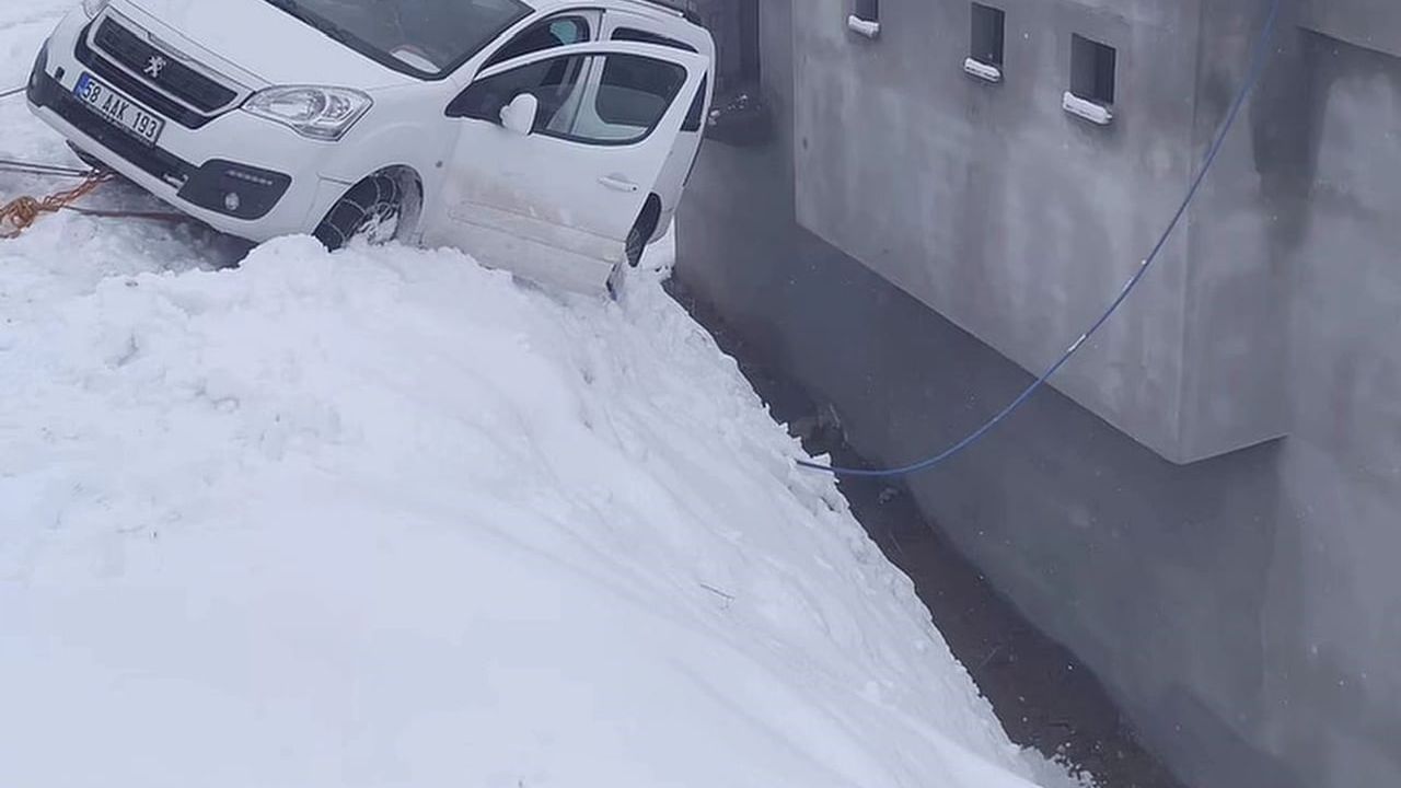 Siirt'te Buzlanma: Hafif Ticari Araç Evin Duvarında Asılı Kaldı