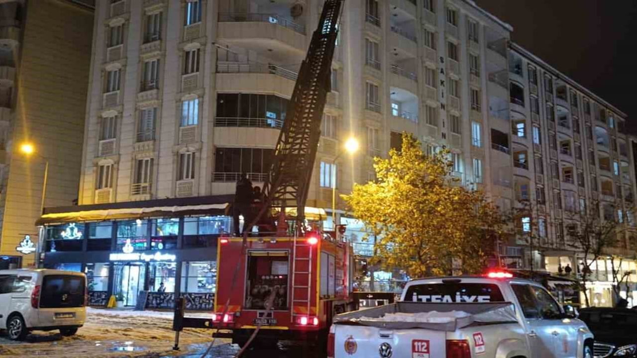 Siirt'te çatılardaki kar kütleleri itfaiye tarafından temizlendi