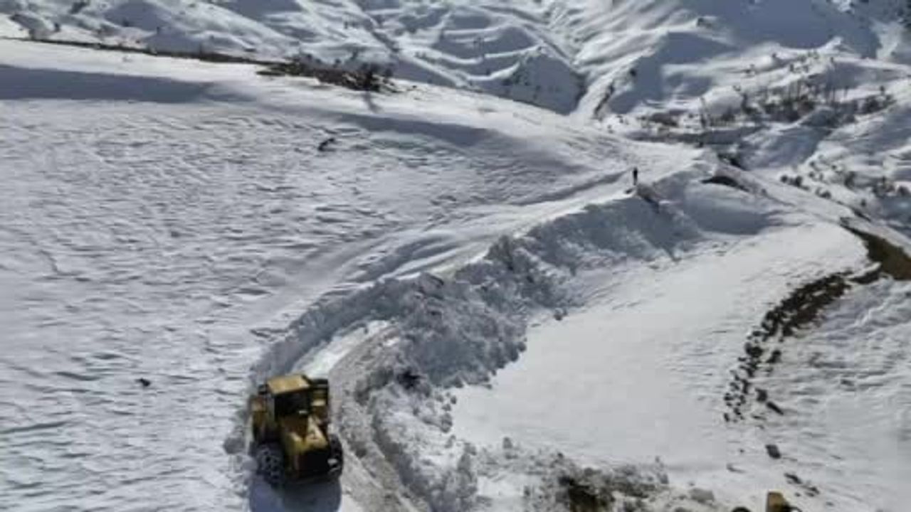 Siirt'te Çığ Temizlendi: Şirvan Narlıkaya Yolu 2 Saatte Açıldı