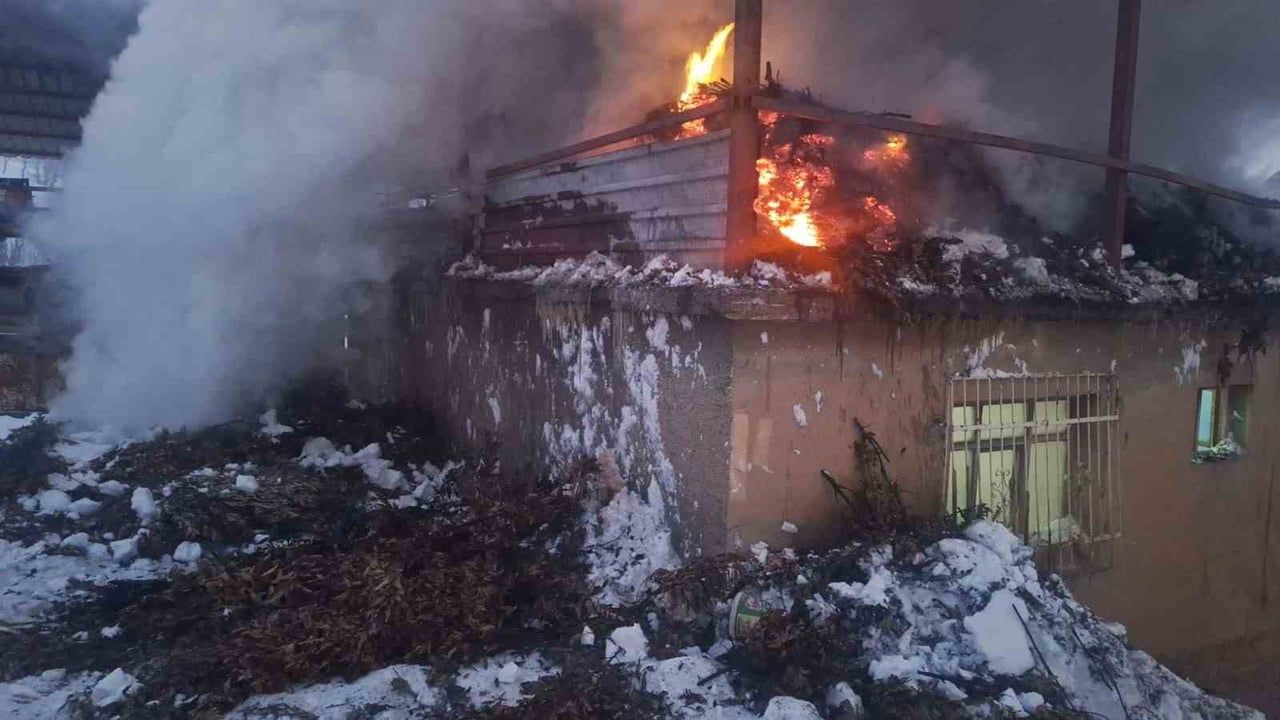 Siirt'te Kapanan Yollar Açıldı: Hastalar Ambulanslara Ulaştırıldı