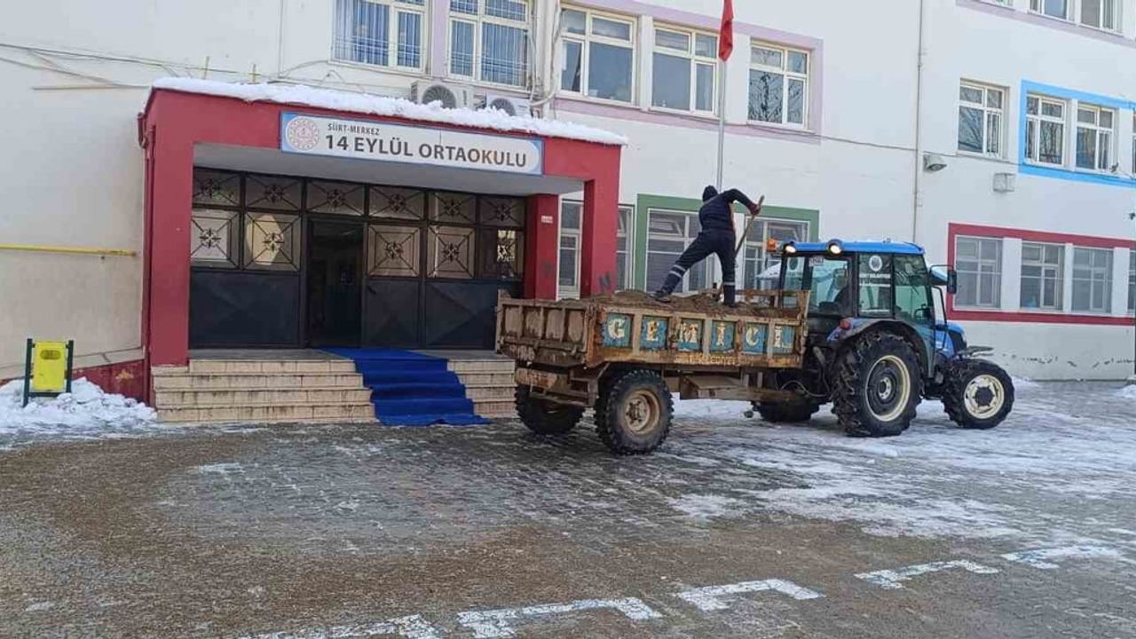 Siirt'te Kar Küreme ve Tuzlama Çalışmaları 7/24 Sürüyor