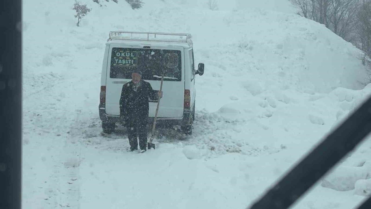 Siirt'te Karda Mahsur Kalan Öğrencilerin Minibüsü Kurtarıldı