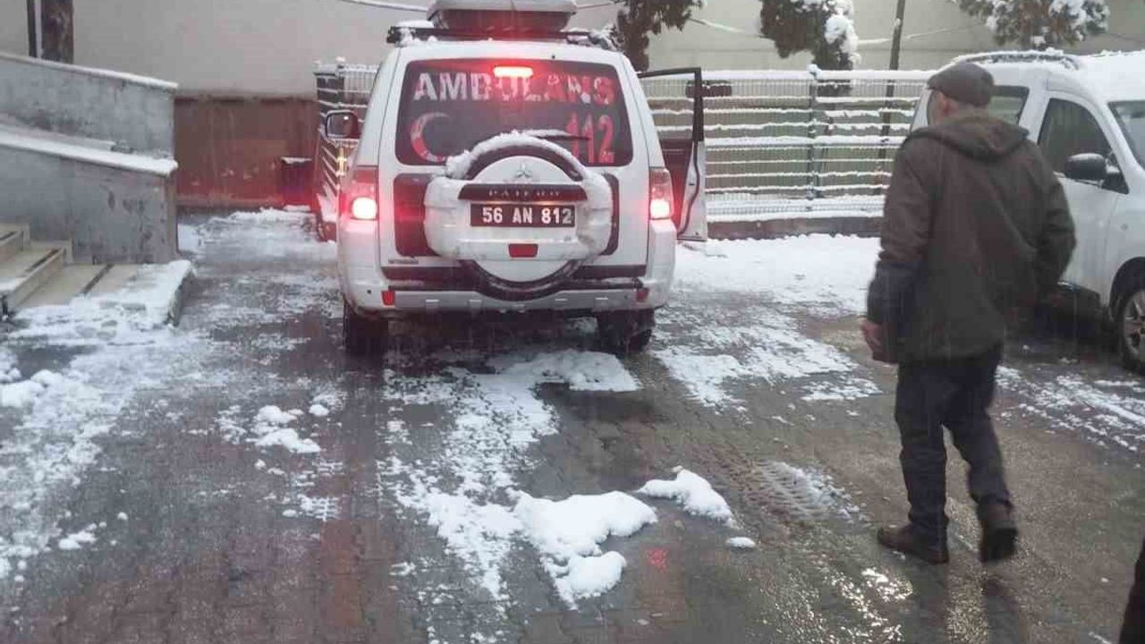 Siirt’te Karla Mücadele: Mahsur Kalan Hastalar Hastaneye Ulaştırıldı