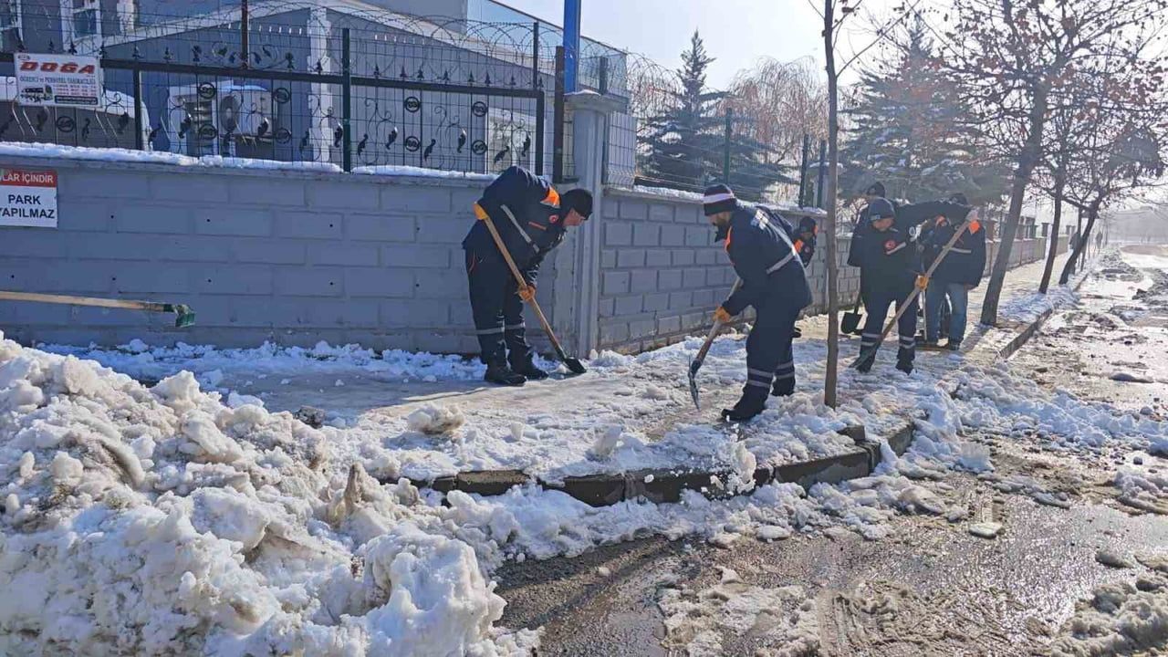 Siirt'te Karla Mücadelesi Aralıksız: 7/24 Ekipler Sahada