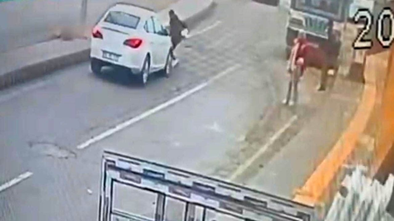 Siirt'te Kurtalan'da Otomobil Yayaya Çarptı — Kaza Anı Kamerada
