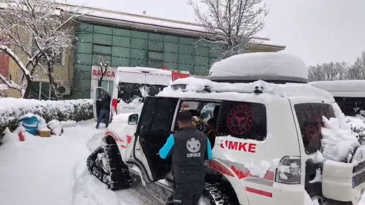 Siirt'te UMKE, 85 Yaşındaki Diyaliz Hastasını Paletli Araçla Merkeze Ulaştırdı