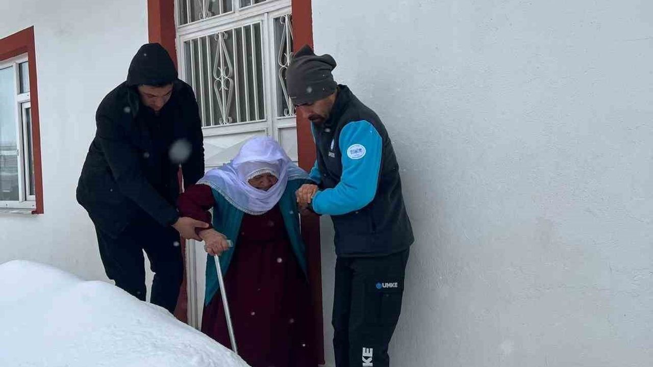 Siirt’te UMKE Paletli Araçla Diyaliz Hastasını Hastaneye Ulaştırdı
