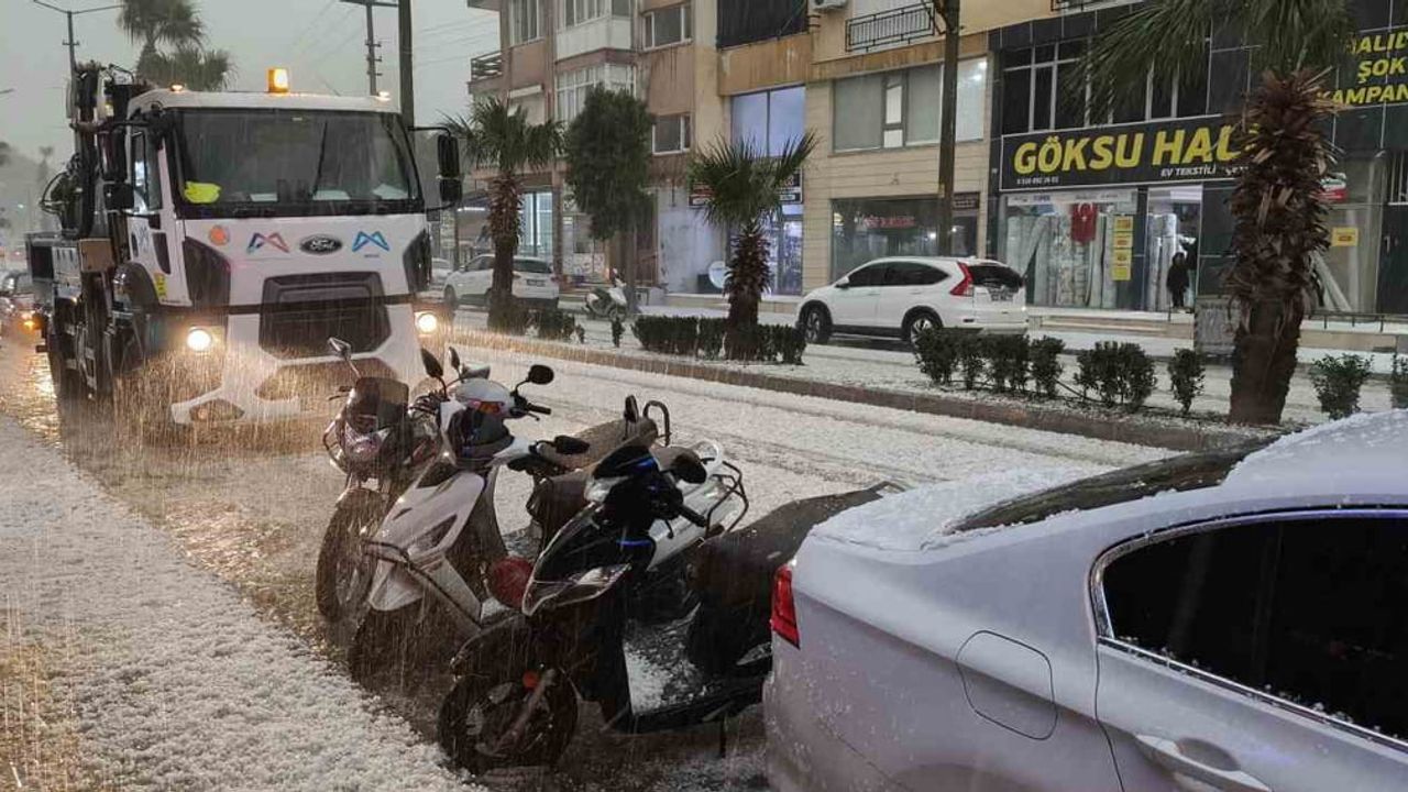 Silifke’de dolu felaketi: Sokaklar beyaza büründü, tarım zarar gördü