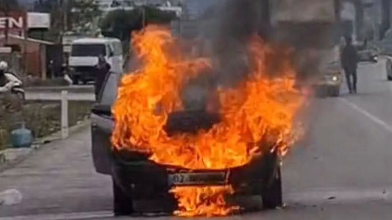 Silifke'de Seyir Halindeki Otomobil Alev Aldı