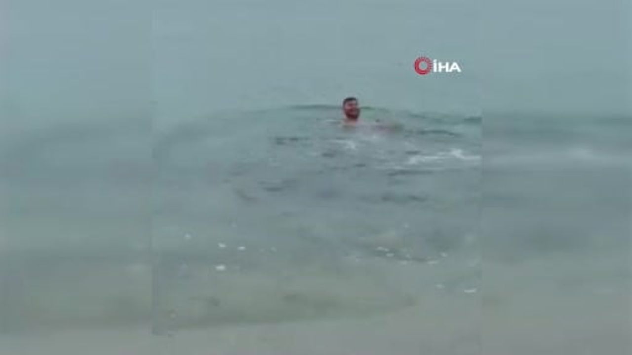 Silivri'de Emircan Duran Kar Altında Denize Girdi