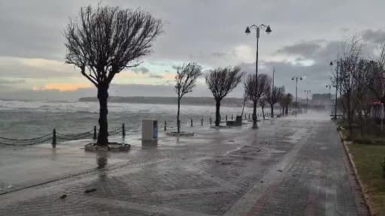 Silivri'de Lodos Alarmı: Dev Dalgalar Kıyıyı Dövdü