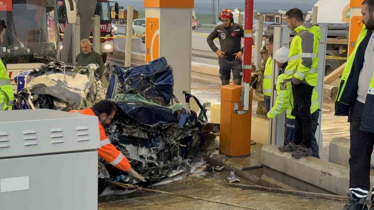 Silivri Kuzey Marmara Kınalı Gişeleri'nde Feci Kaza: 2 Ölü, 1 Ağır Yaralı