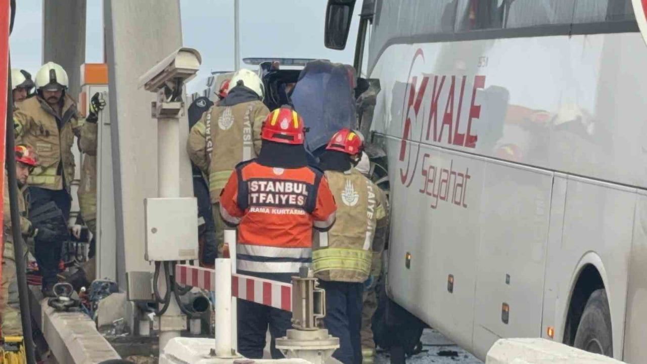 Silivri Kuzey Marmara Otoyolu'nda feci kaza: Yolcu otobüsü gişelerde sıkıştı