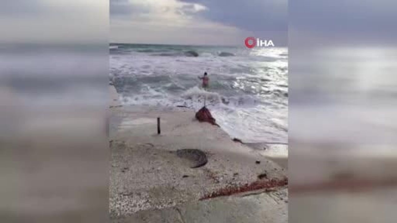 Silivri Parkköy’de Lodoslu Havada Denize Giren Vatandaş Kamerada