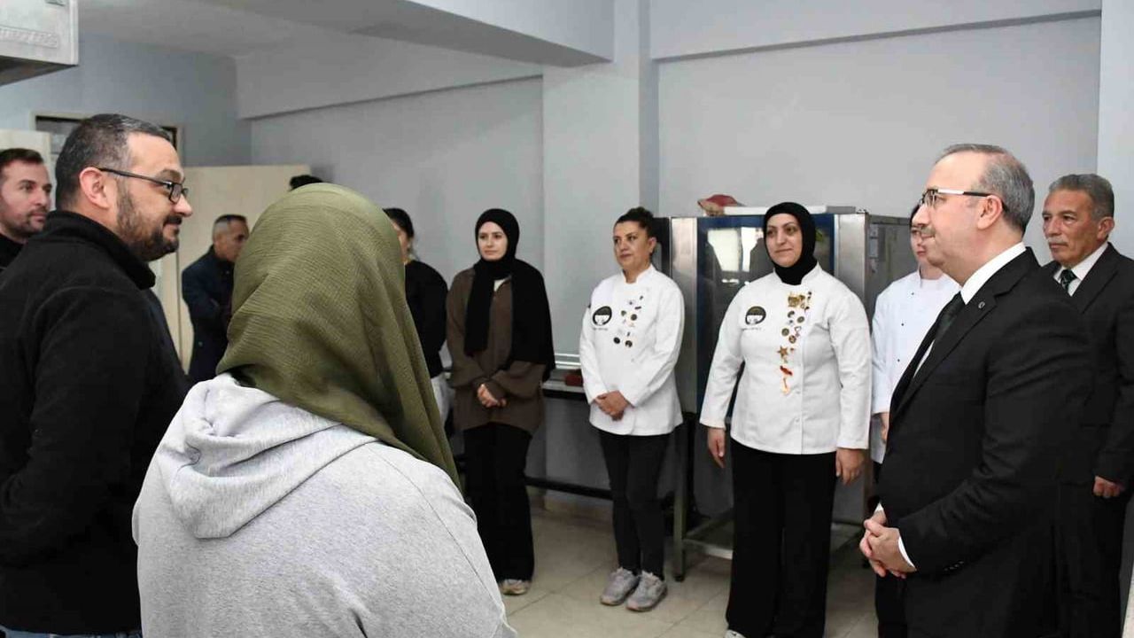 Sinan Aydın Tepebaşı Halk Eğitimi Merkezi’ndeki Çalışmaları İnceledi