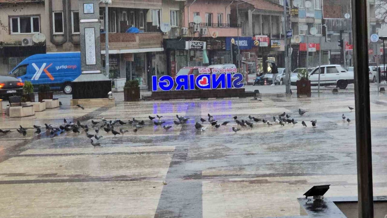 Sındırgı'da Yüksek Kesimlerde Kar, Merkezde Yağmur