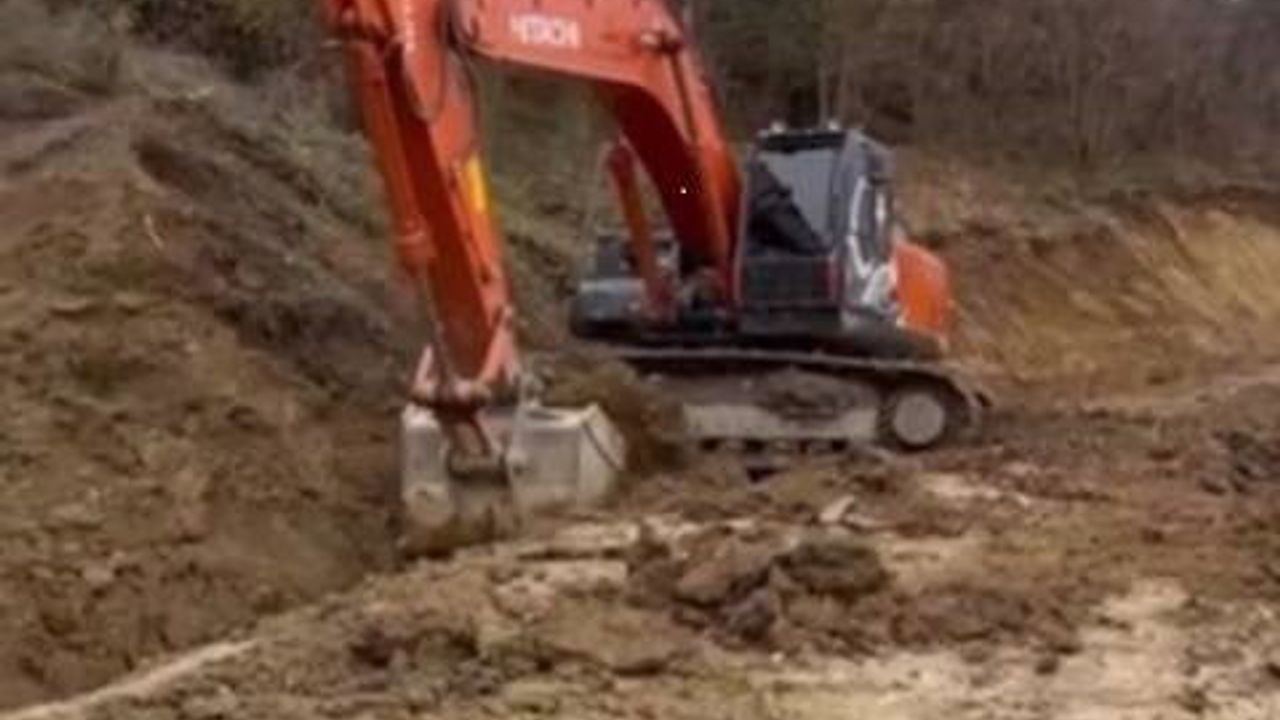 Sinop Ayancık Tarakçı'da Heyelan: Köy Yolu Yeniden Ulaşıma Açıldı
