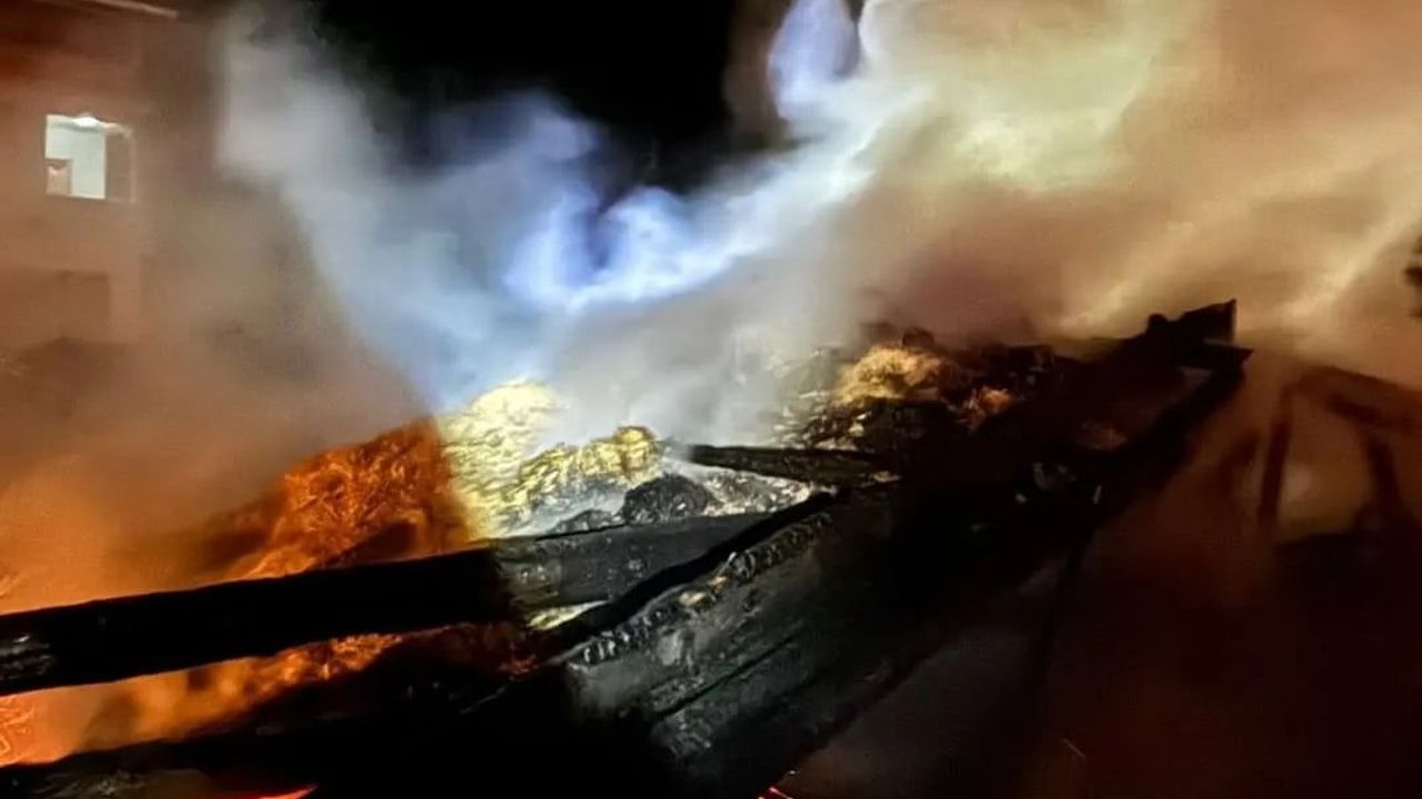 Sinop Boyabat Akyörük'te Samanlık Yangını Kontrol Altına Alındı