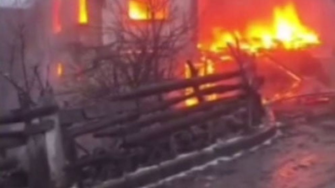 Sinop Durağan'da Tarihi İki Katlı Ahşap Köy Evi Yanarak Küle Döndü