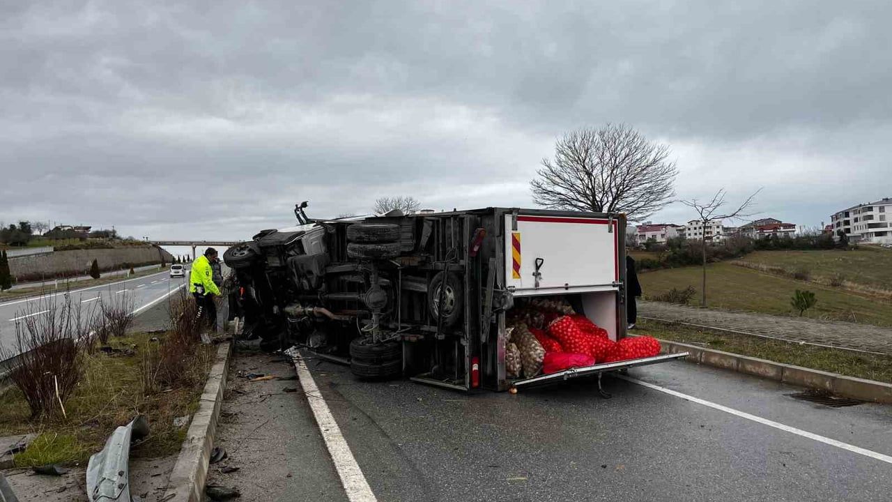 Sinop Gerze'de Kamyonet Devrildi — Sürücü Sağ