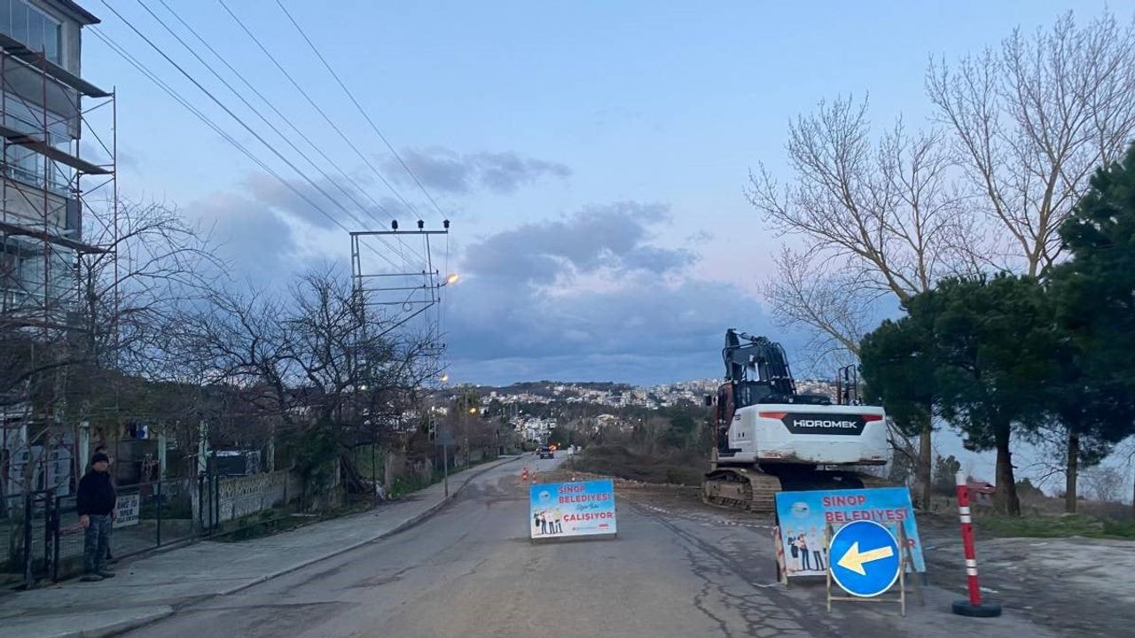 Sinop'ta Babacan Yolu'ndaki Çökmenin Onarımı Sürüyor