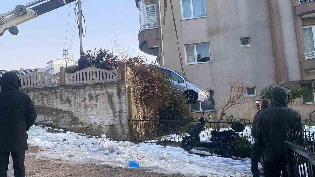 Sinop'ta Buzlanan Yolda Otomobil Apartman Bahçesine Düştü
